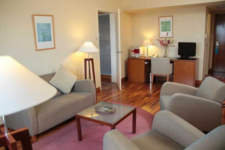 Hotel NH Montevideo Columbia