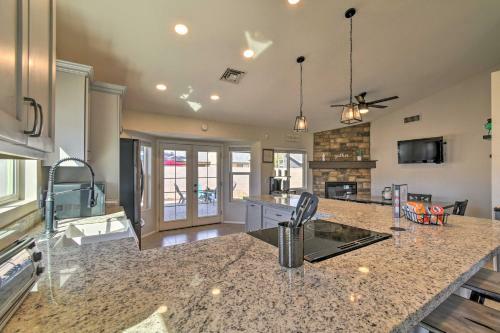 Glendale Escape With Patio, Walk To Westgate!