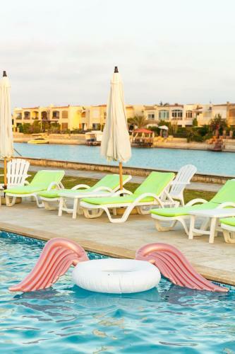 Golden Lake Marina Hotel