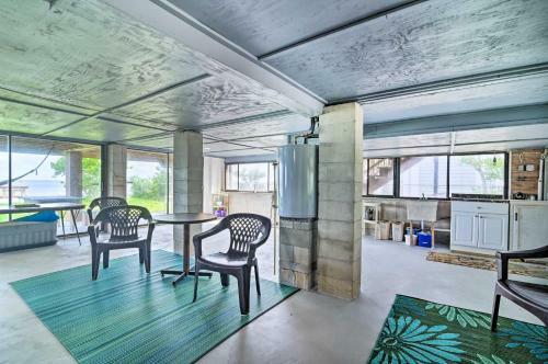 Tranquil Home With Private Yard And Fishing Dock!
