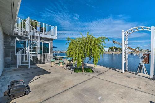 Canalfront Home Kayakers Paradise With Deck!