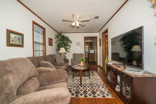 Adorable Bungalow Steps To Downtown And The Beach!!
