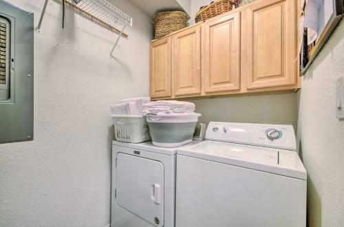 Apartamento Top Floor End Unit Condo With Resort Perks!