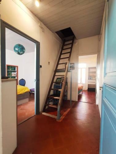 Grande Maison de Vill(Age)e Avec Jardin Cach�