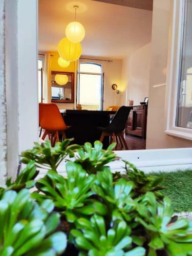 Grande Maison de Vill(Age)e Avec Jardin Cach�