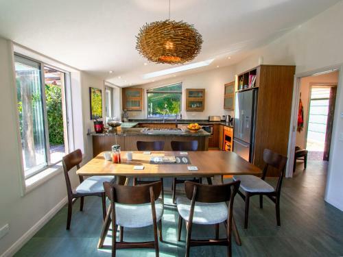Golden Paradise - Rangihaeata Holiday Home