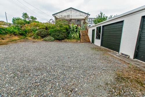 Chime Cottage - Riverton Holiday Home