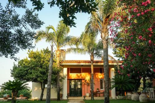 Luxury Hilltop Villa 200m From The Beach