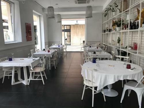 Hostal Acquapazza Restaurant & Room