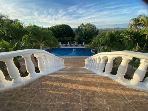 The Palms Villa Estate/ 32 Miles From Beach.