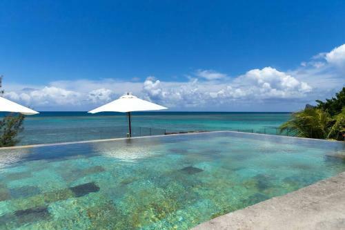 Amaranth Iii: 3 Bedroom Beachfront Apartment With Rooftop Pool