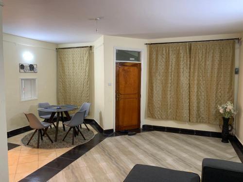 Immaculate 2-bedroom Apartment: (Prime Location)