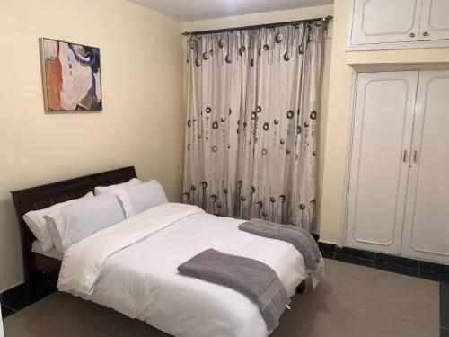 Immaculate 2-bedroom Apartment: (Prime Location)
