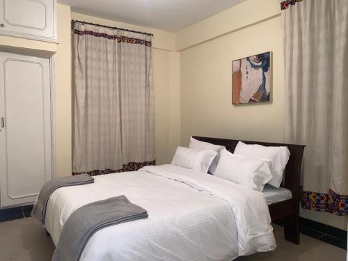 Immaculate 2-bedroom Apartment: (Prime Location)