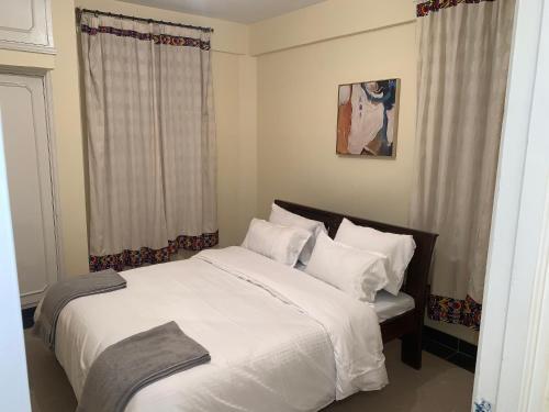 Immaculate 2-bedroom Apartment: (Prime Location)