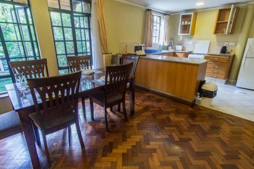 Peaceful, Spacious, Open-plan 2br Apartment Set In Large Mature Garden.