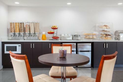 Hotel Econolodge Inn And Suites