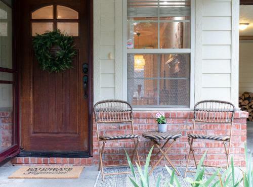Spacious Cottage Getaway - Royal Beds, Fireplace