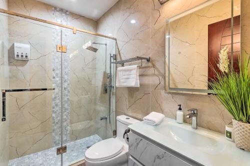 Chic Pet-friendly Townhome Near Papago Park!