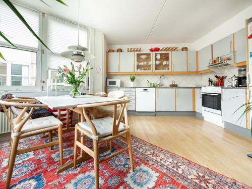 Bright Apartment With Access To A Huge Terrace