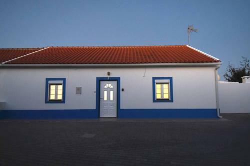 Casa Dos Rouxin�is - Villa With Patio & Barbecue