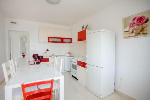New Modern Apartment , Close To The Beach