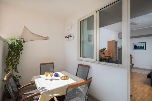 L.b. Beach Apartment
