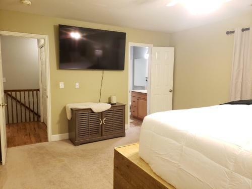 Spacious Ski House W/fireplace & Fenced Yard!