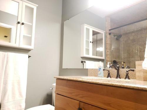 Spacious Ski House W/fireplace & Fenced Yard!