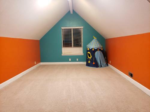 Spacious Ski House W/fireplace & Fenced Yard!