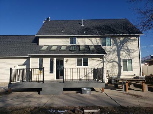 Spacious Ski House W/fireplace & Fenced Yard!
