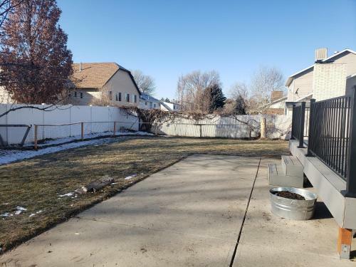 Spacious Ski House W/fireplace & Fenced Yard!