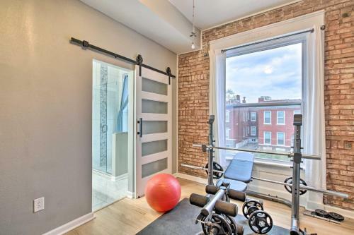 Bright Home With Backyard, 3 Miles To Downtown!