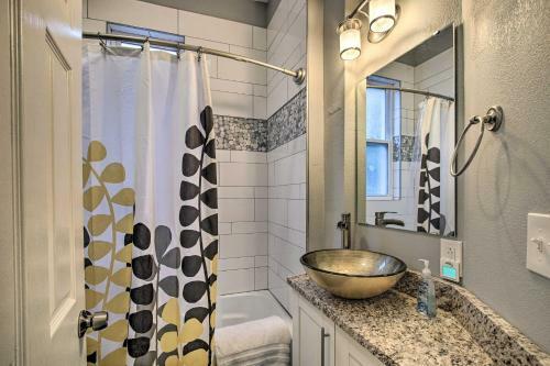 Bright Home With Backyard, 3 Miles To Downtown!