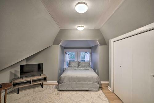 Bright Home With Backyard, 3 Miles To Downtown!