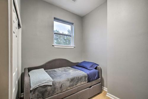 Bright Home With Backyard, 3 Miles To Downtown!