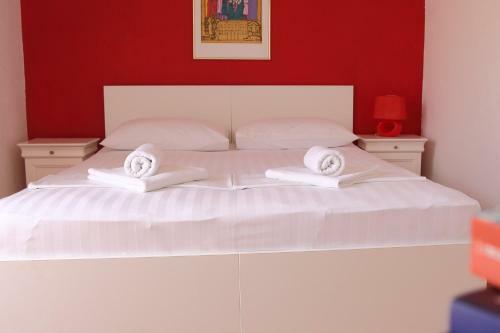 Hostal Tanya-apartments And Rooms