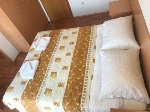 Cosy Sun-splashed Bedroom - Pansion Hajduk