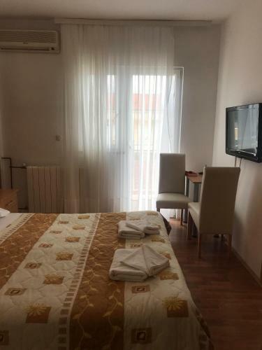Cosy Sun-splashed Bedroom - Pansion Hajduk