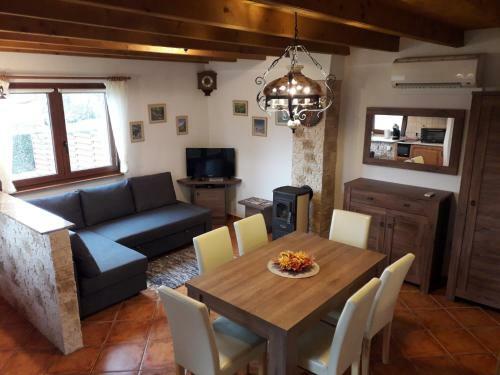 Hostal Cseresznyevir�g Vend�gh�zak