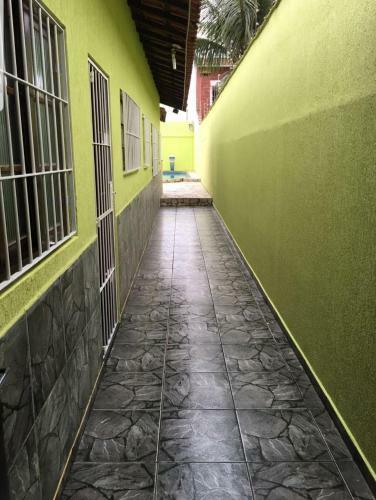 Casa Com Piscina � Menos de 100 Metros Da Praia