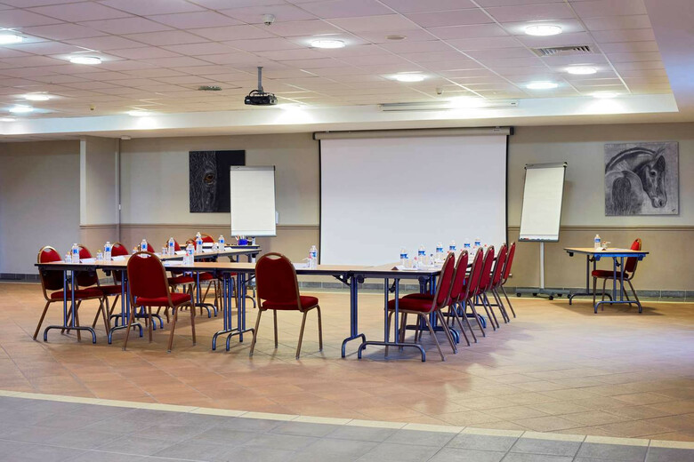 Hotel Campanile Val De France