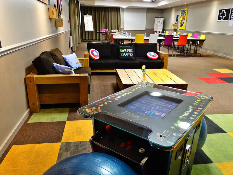 Hotel Campanile Val De France