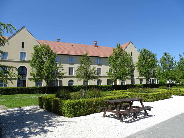 Hotel Campanile Val De France