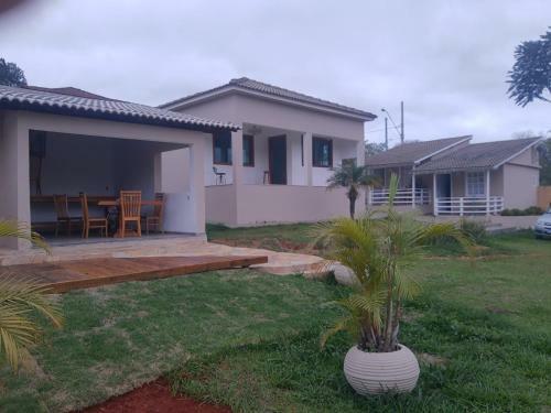 Casa Com Bangal�s Agrad�vel E Tranquilo