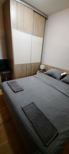 Apartman, Preko Puta Mone