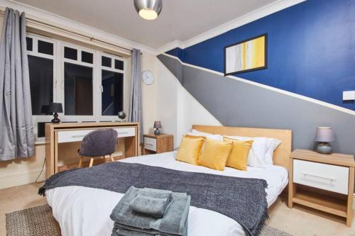 Luxury 2 Bed Apartment Central Location Sleeps 5