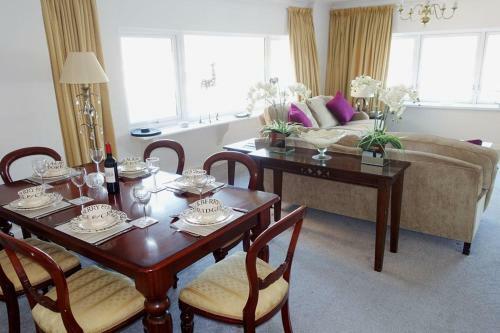 2 Lee Court - Spacious Waterfront Apartment