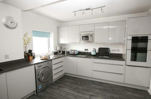 2 Lee Court - Spacious Waterfront Apartment