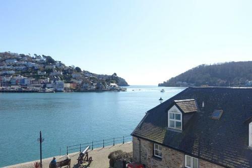 Seascape - Waterfront Apartment, Glorious Views And Parking